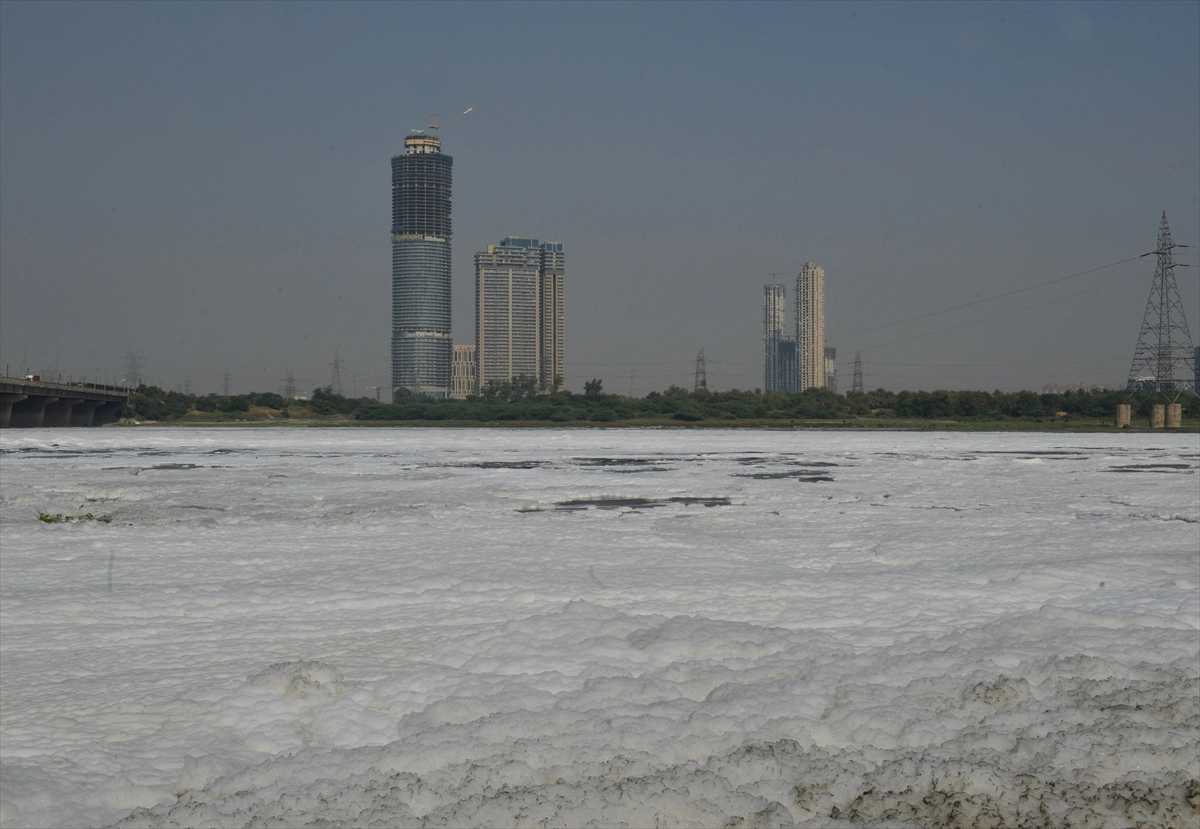 Indija: Otrovna pjena pluta rijekom Yamuna u New Delhiju